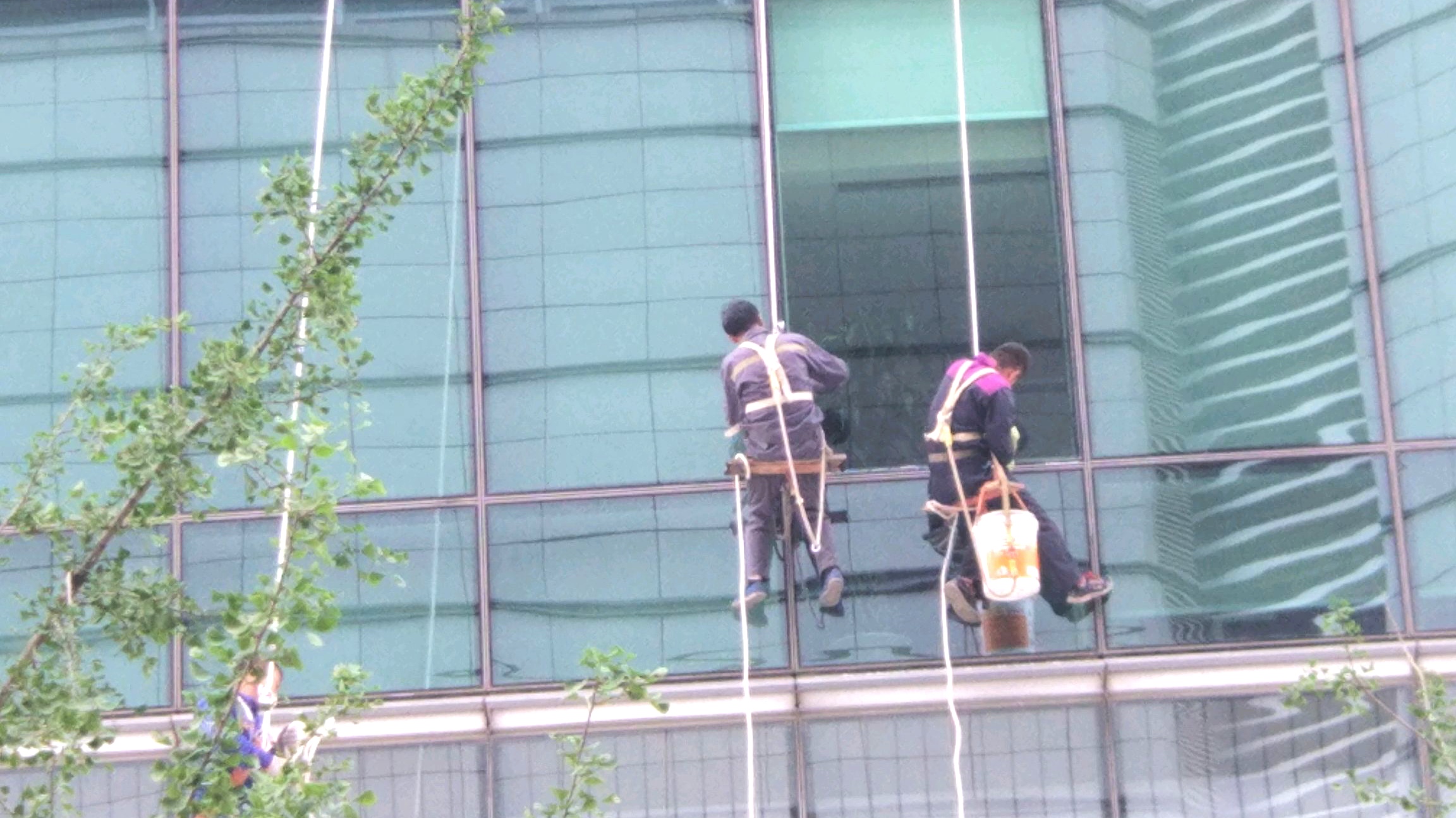 高空蜘蛛人，高空安裝，外墻打膠，高空修補，高空換玻璃