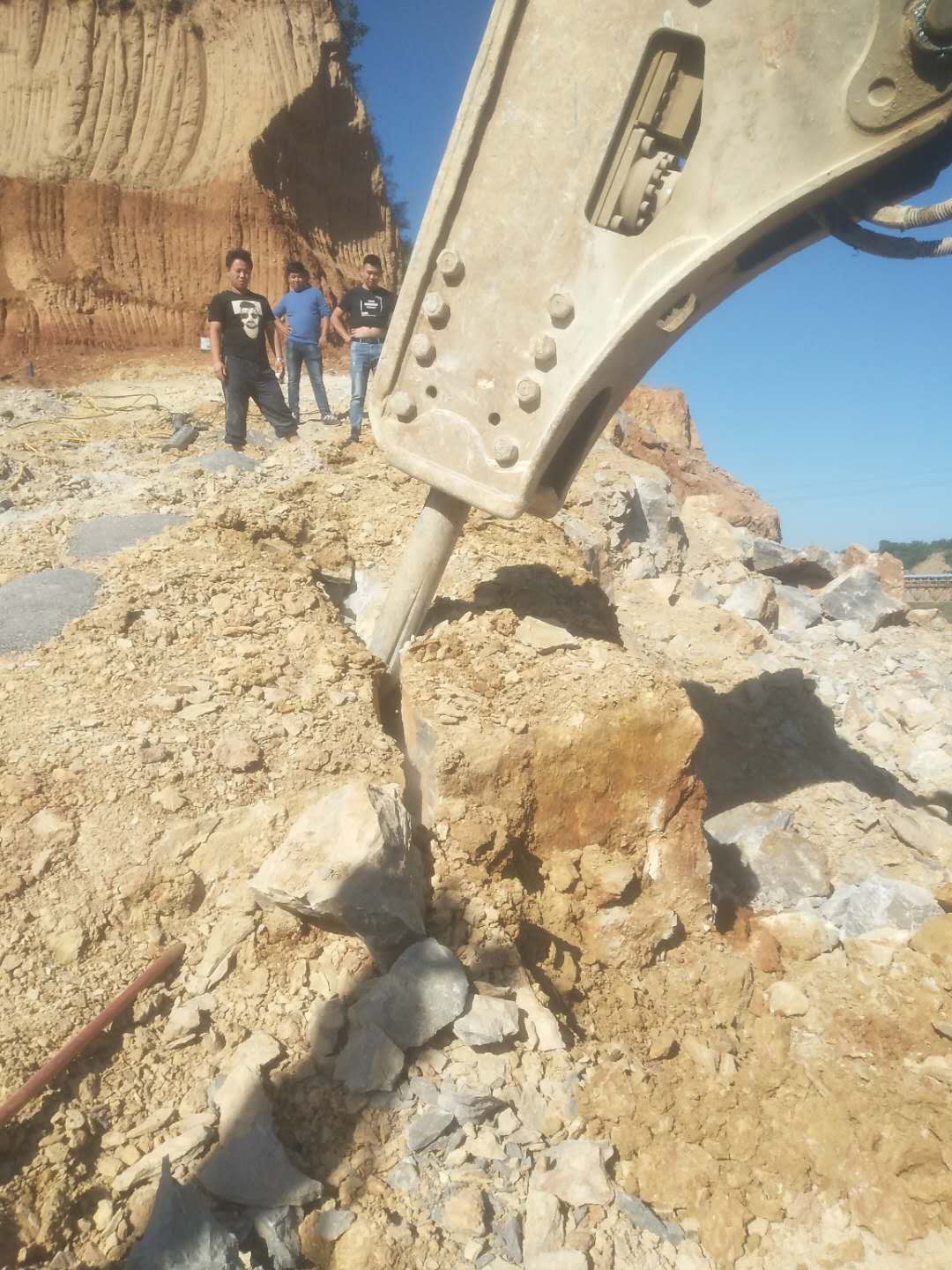 代替放炮破石機(jī)_土石方不能放炮用什么機(jī)械破石頭