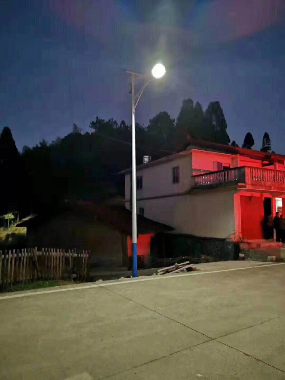 福建莆田安裝了6米太陽能星辰號路燈效果非常好價(jià)格公道