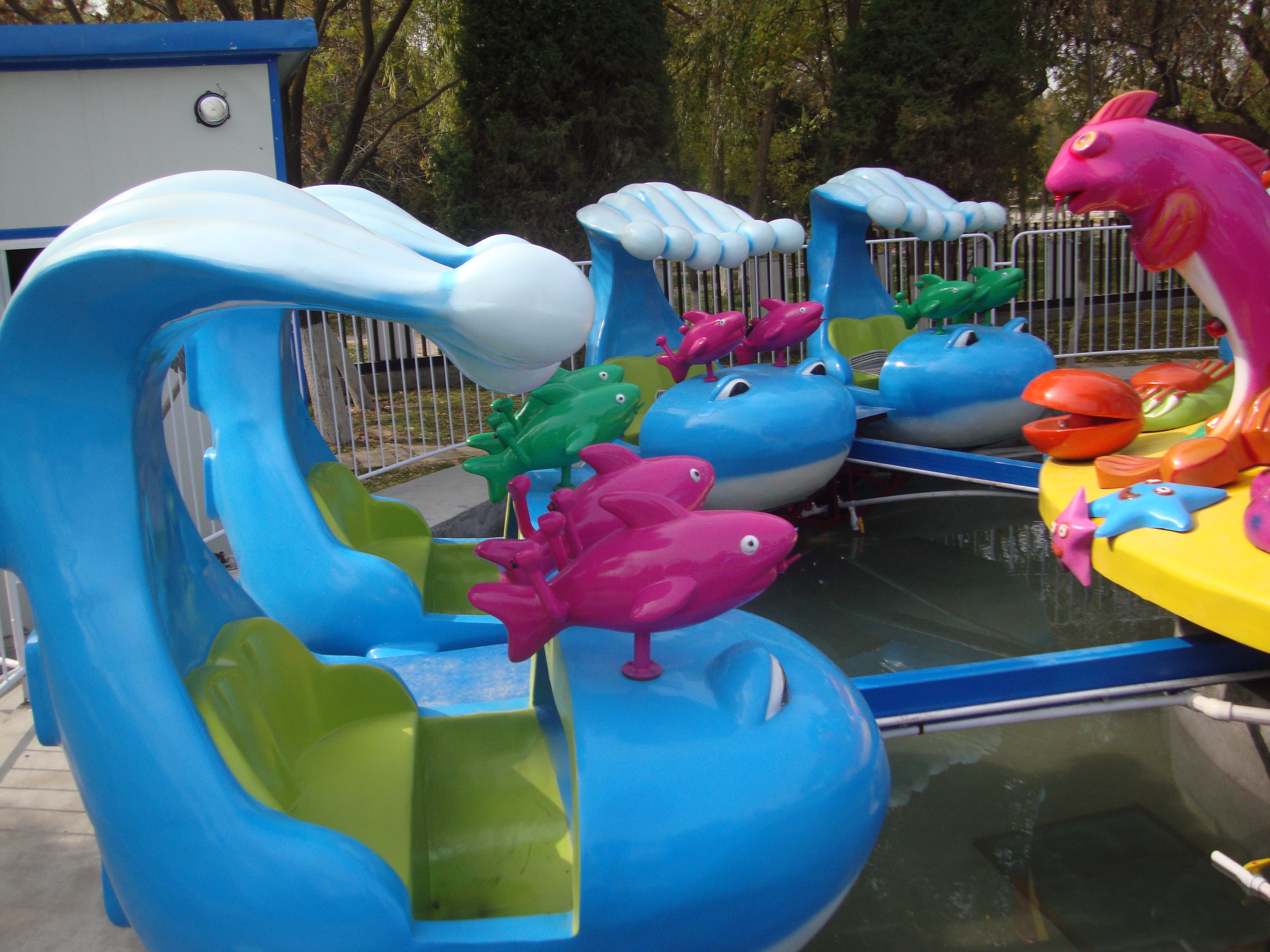 創(chuàng)藝游樂(lè)淺談新型游樂(lè)設(shè)備公園游樂(lè)園必不可少項(xiàng)目激戰(zhàn)鯊魚島 激戰(zhàn)鯊魚島游樂(lè)設(shè)備