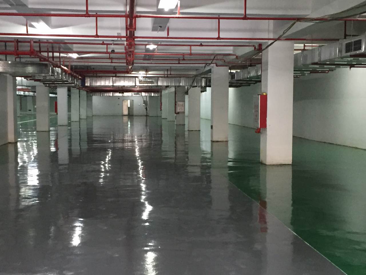 供應(yīng)一亮地塑膠跑道
