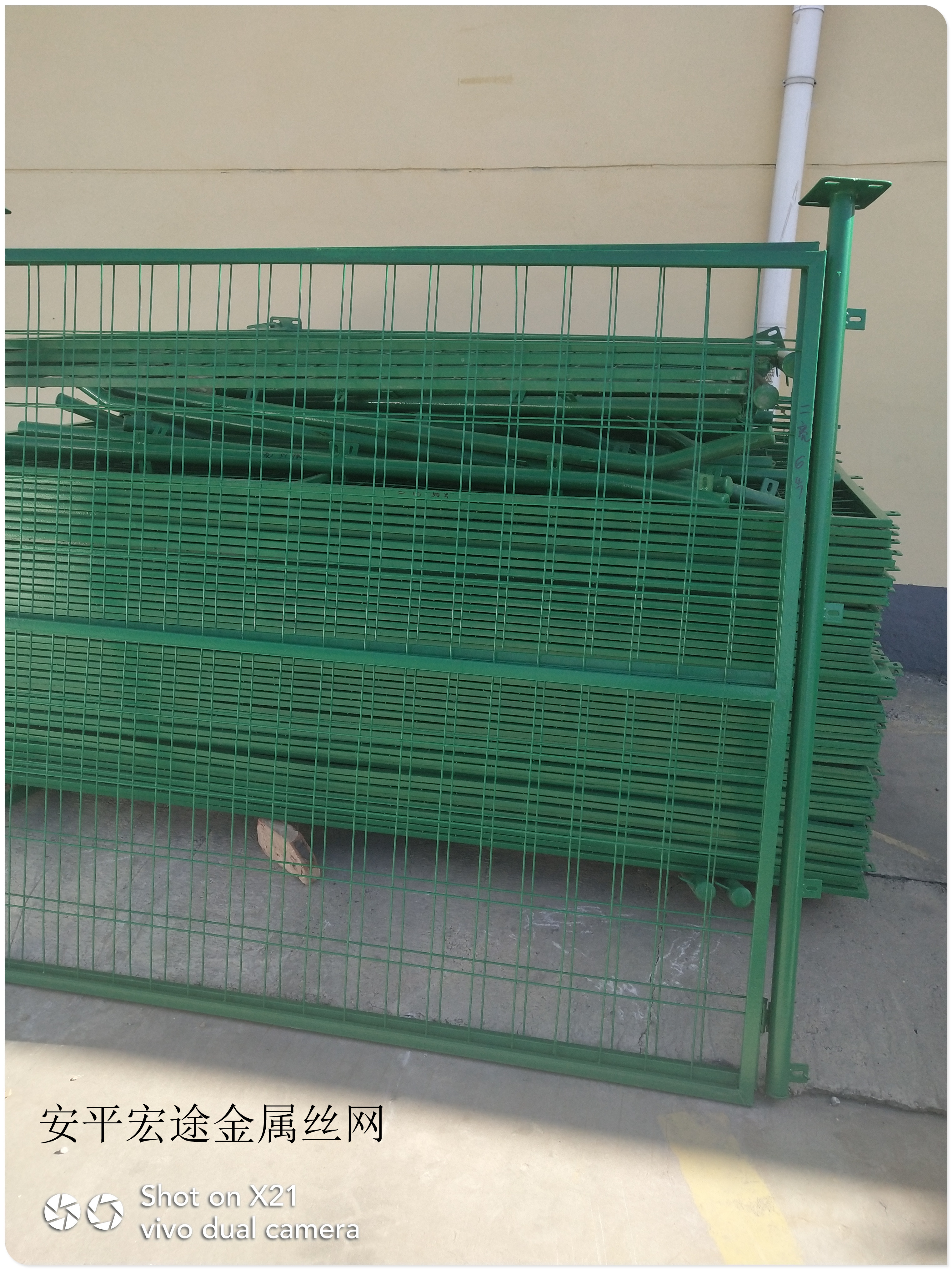 浸塑護(hù)欄網(wǎng)/安平宏途現(xiàn)貨護(hù)欄/浸塑雙邊絲護(hù)欄網(wǎng)/邊框護(hù)欄現(xiàn)貨/框架護(hù)欄/浸塑鐵絲網(wǎng) 浸塑護(hù)欄網(wǎng)/邊框護(hù)欄