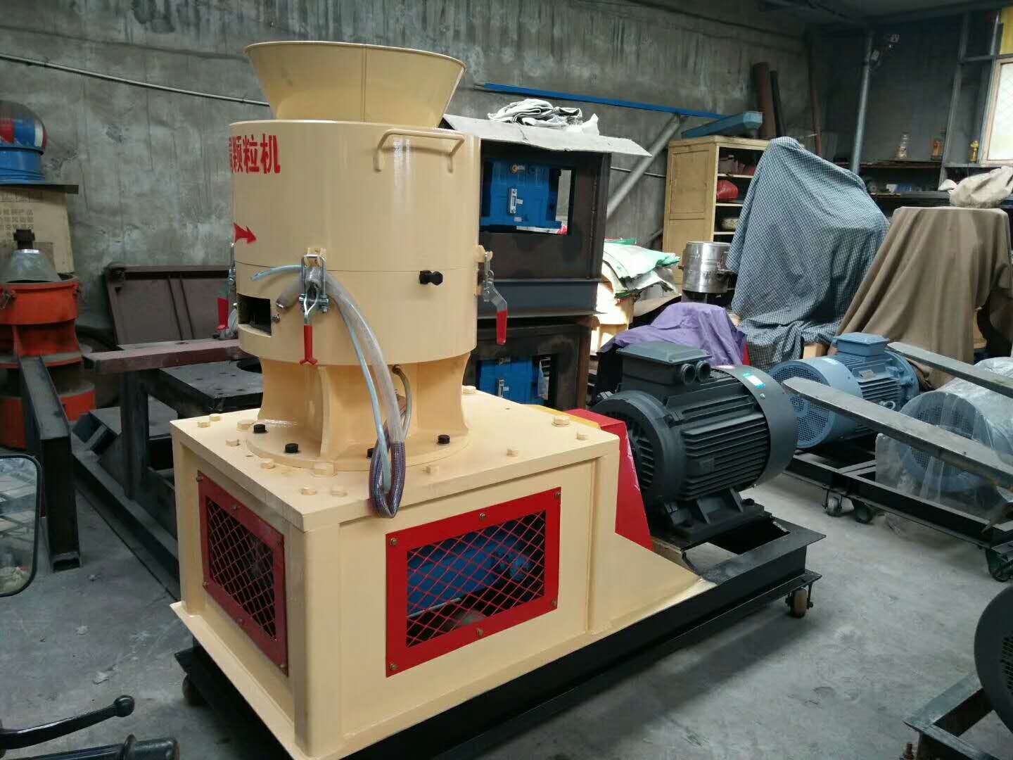 秸稈木屑燃料顆粒機(jī) 鍋爐燃料顆粒壓塊機(jī) 鋸末木屑成型機(jī)設(shè)備生產(chǎn)線