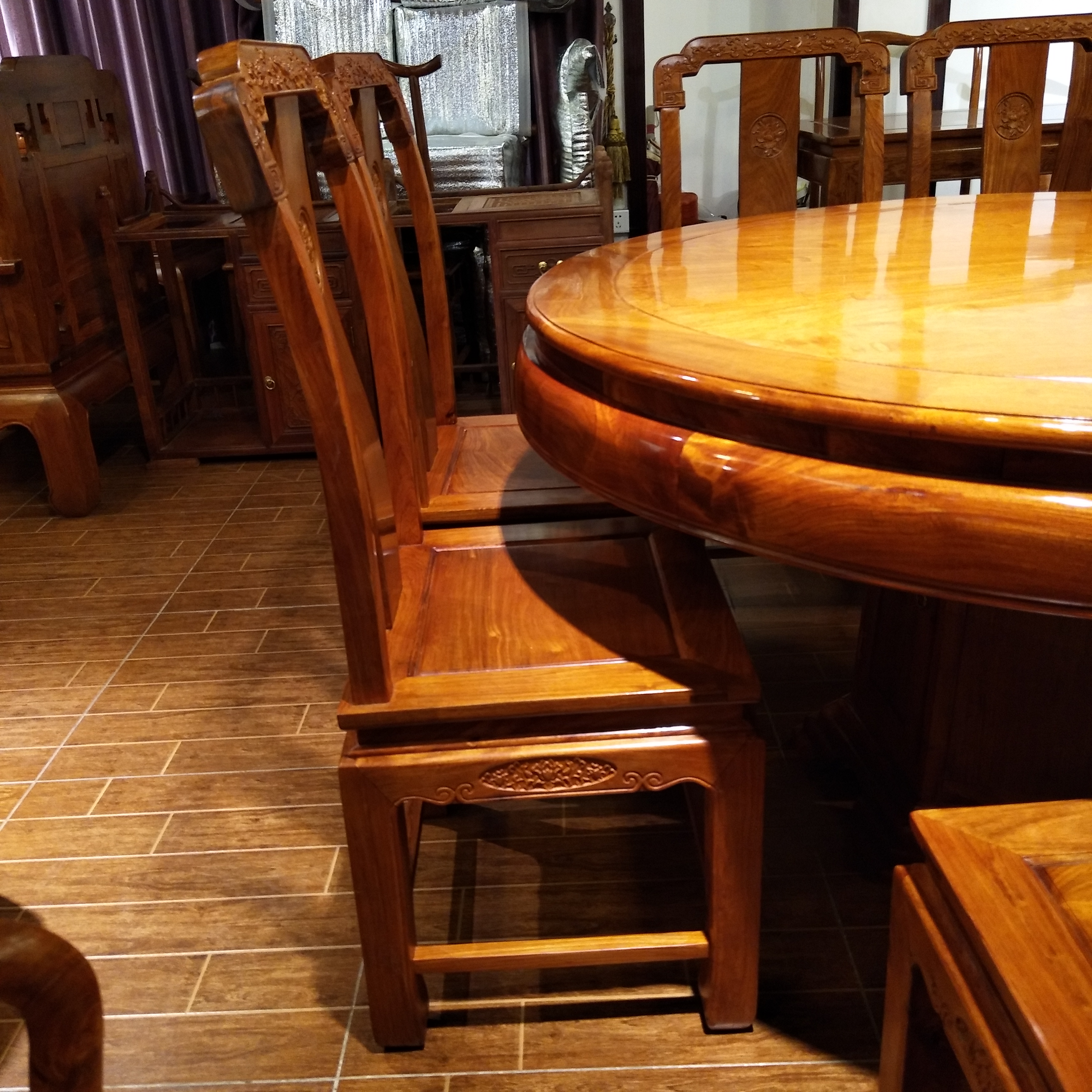 國(guó)色天香餐桌的材質(zhì)及價(jià)格