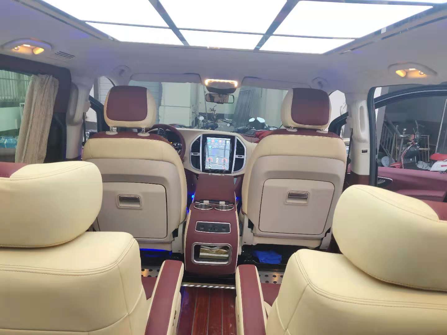 上海奔馳威霆商務(wù)車內(nèi)飾改裝升級(jí)航空座椅木地板改裝汽車內(nèi)飾翻新