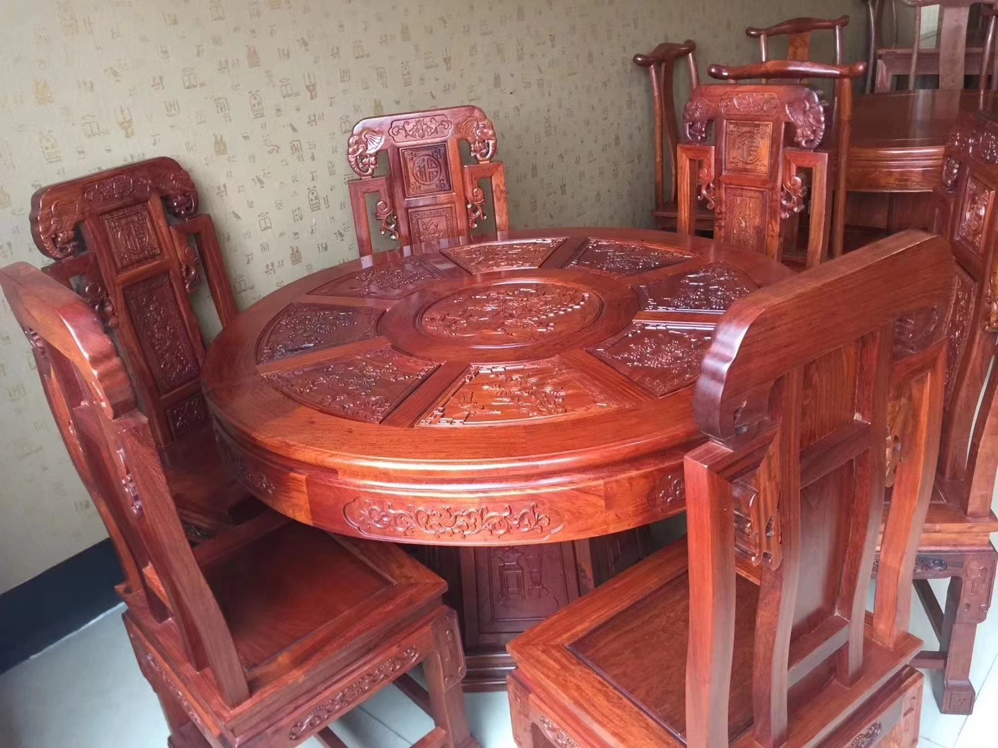 康鑫的象頭如意餐桌材質(zhì)