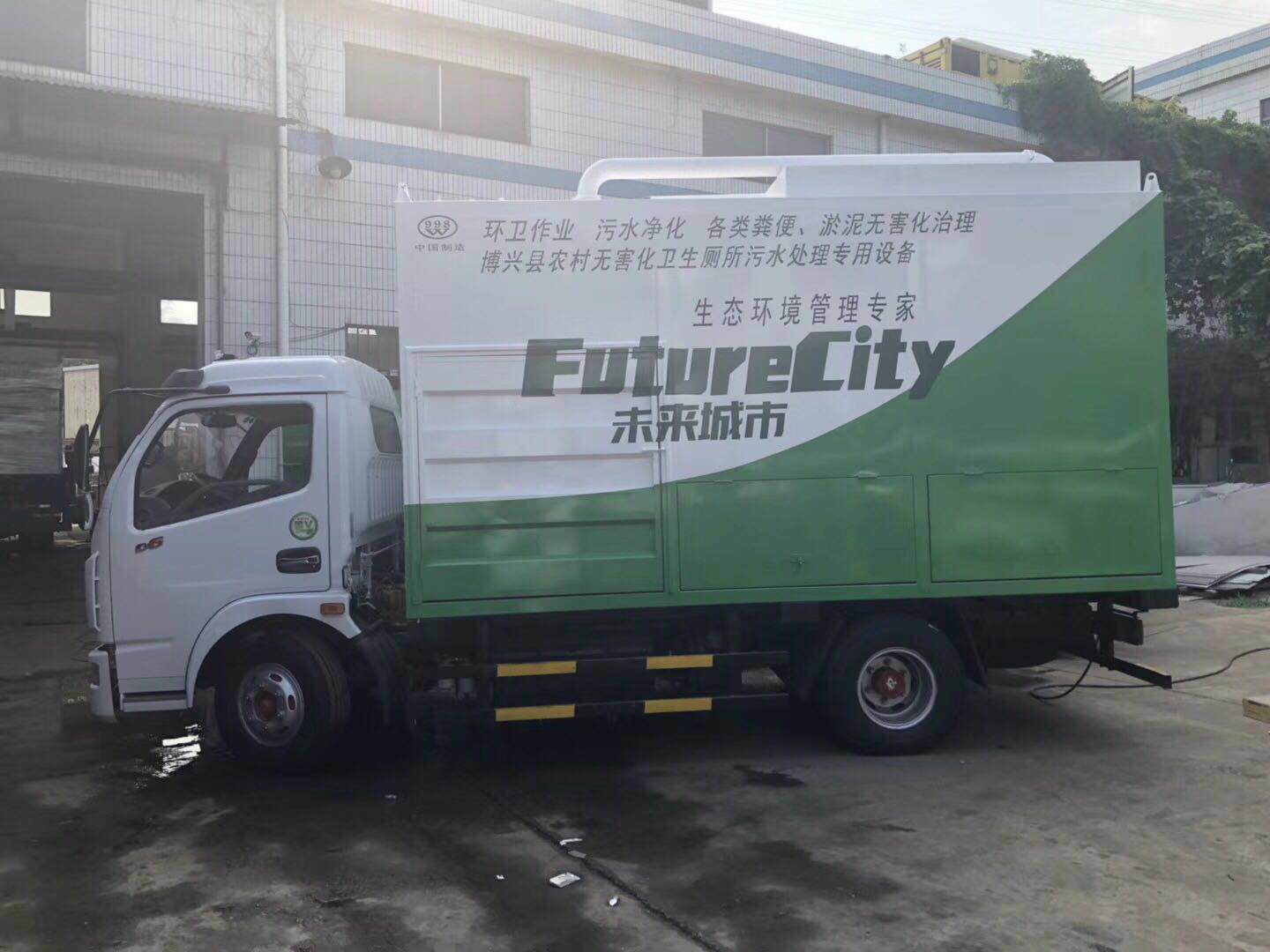 吸糞車(chē)作業(yè)，無(wú)害化吸糞車(chē)，新型環(huán)保吸污凈化車(chē)