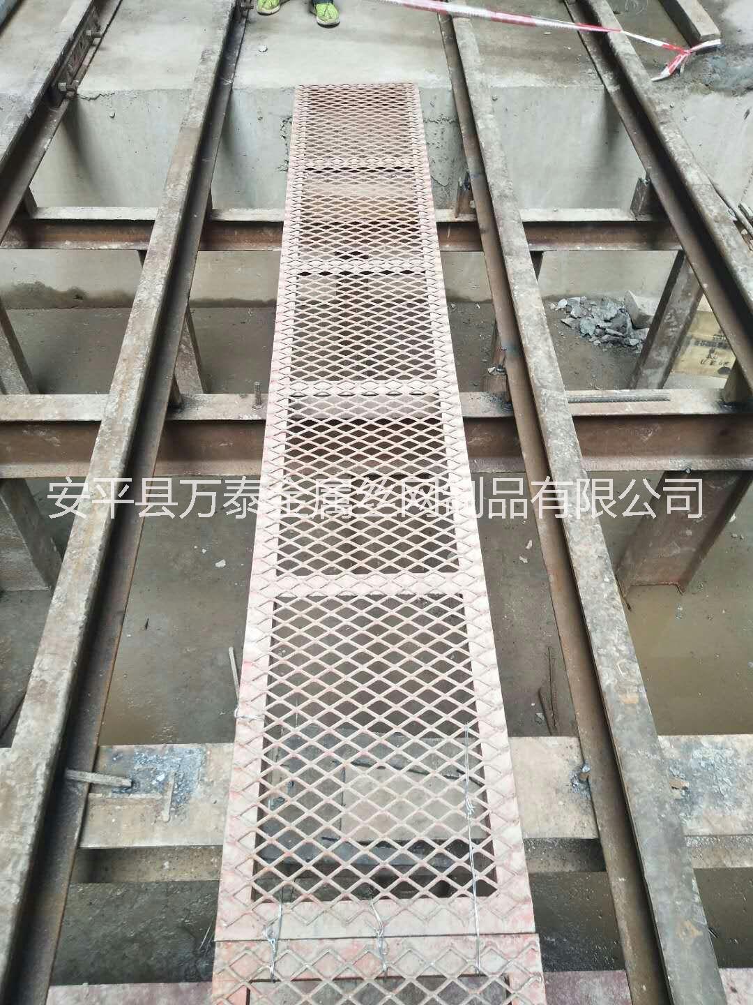 龍口菱形鋼板網(wǎng) 平臺(tái)走道腳踏網(wǎng) 重型鋼板網(wǎng)片