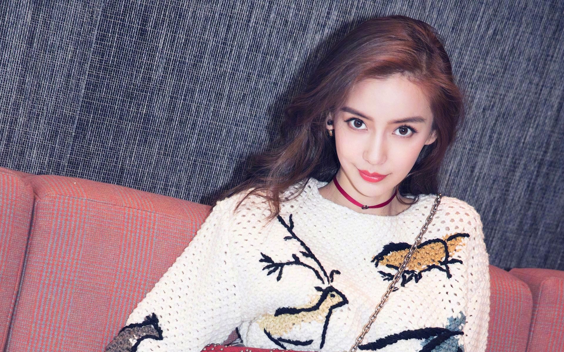 找楊穎Angelababy產(chǎn)品植入廣告多少錢？找明星做植入產(chǎn)品廣告多少錢？時尚雜志拍攝植入