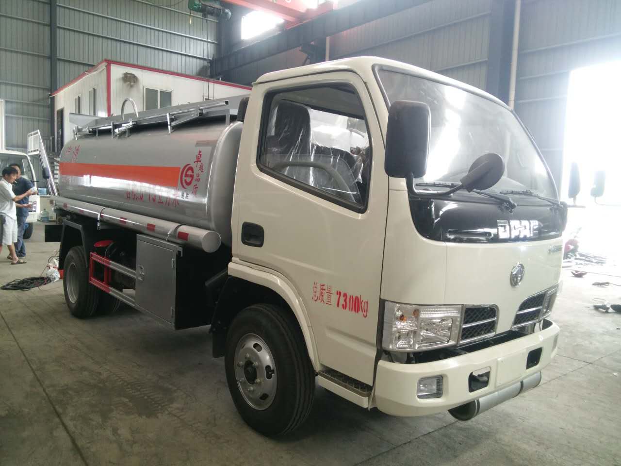 2噸/3噸/5噸油罐車現(xiàn)車 油罐車價(jià)格 湖北油罐車出售 湖北油罐車價(jià)格 湖北油罐車廠家
