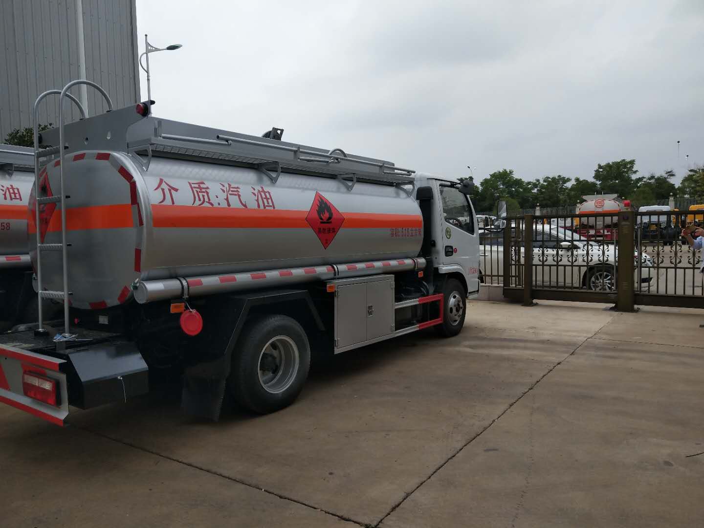 5.15方油罐車廠家大量現(xiàn)車 油罐車廠家 湖北油罐車現(xiàn)車 湖北油罐車供應(yīng) 湖北油罐車價(jià)格