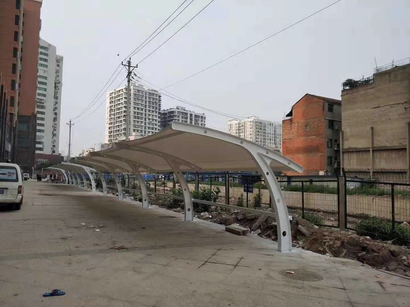 廣東大型停車?yán)す潭ㄓ昱?韶關(guān)活動雨蓬 深圳手動推拉蓬