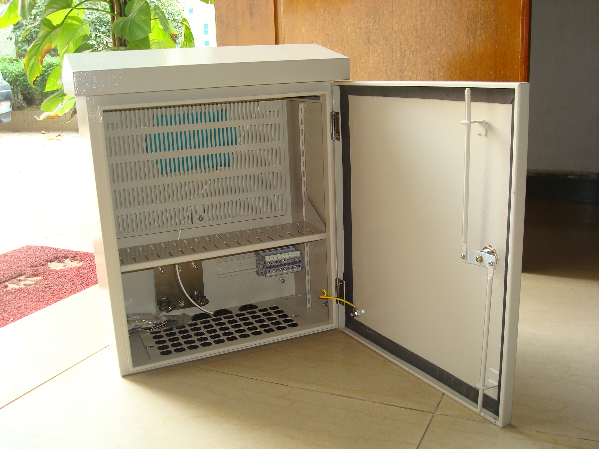 監(jiān)控機(jī)箱