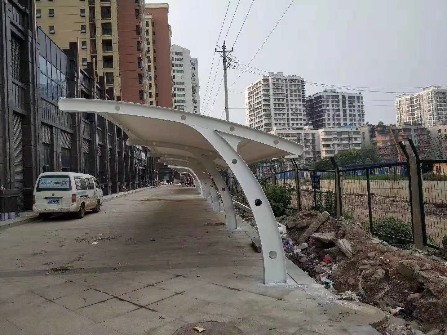 廣東大型停車?yán)す潭ㄓ昱?韶關(guān)活動雨蓬 深圳手動推拉蓬