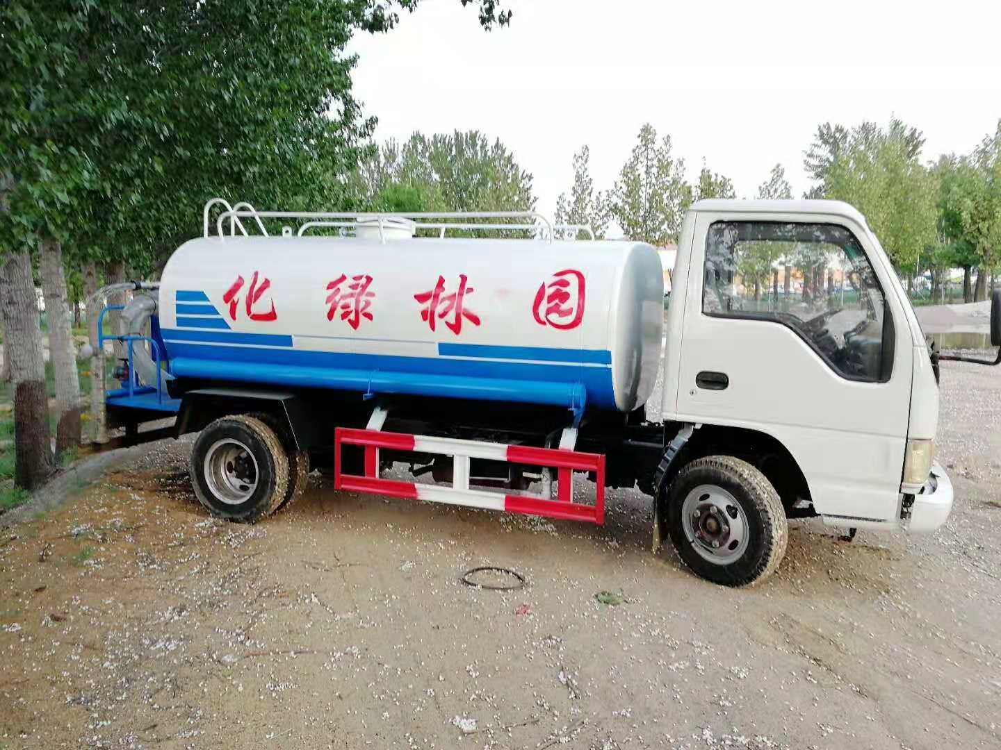 山東灑水車(chē) 山東二手灑水車(chē)交易市場(chǎng) 3噸灑水車(chē)價(jià)格5噸灑水車(chē)廠(chǎng)家價(jià)格 山東灑水車(chē)生產(chǎn)廠(chǎng)家二手交易市場(chǎng)