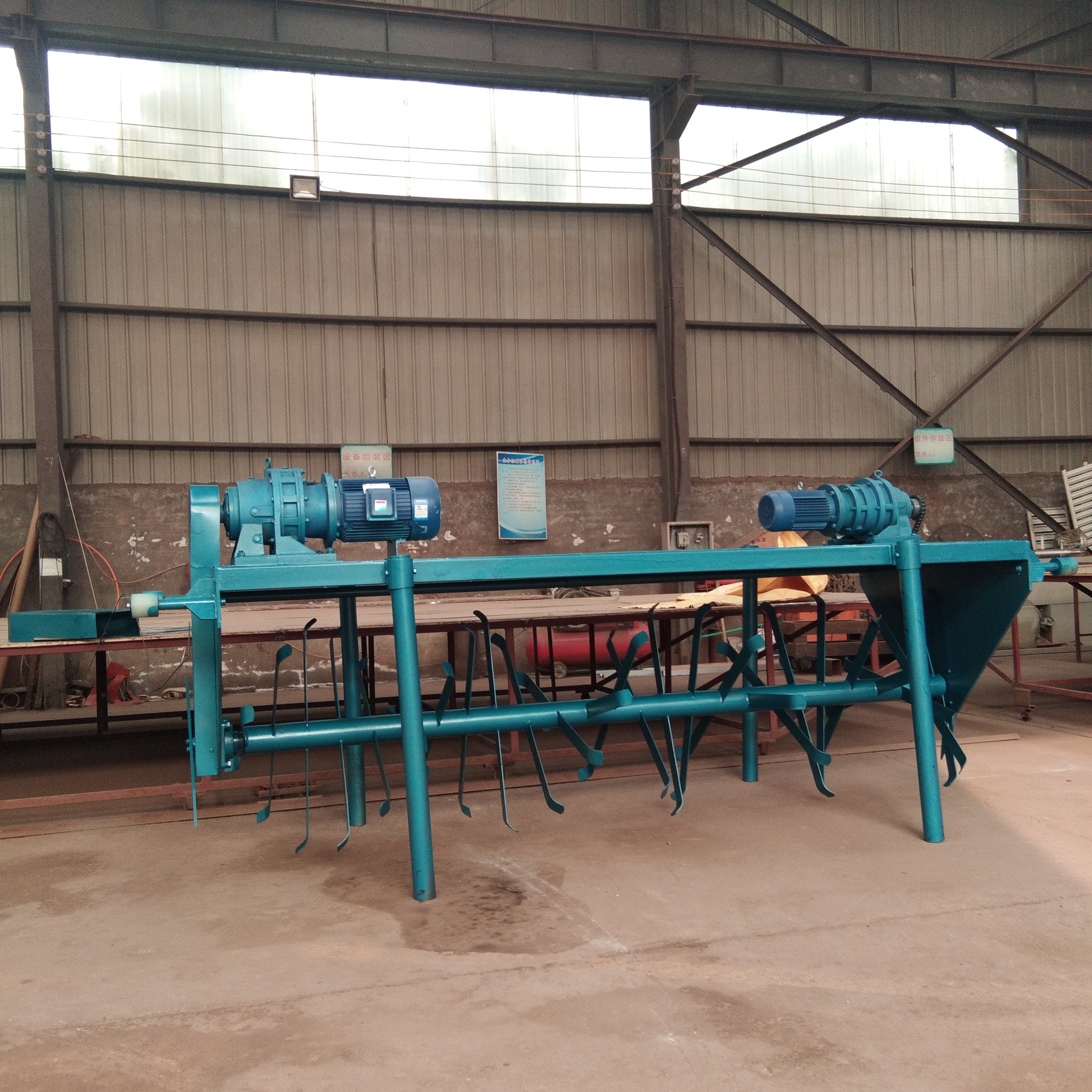 發(fā)酵床翻耙機(jī)設(shè)備特點(diǎn)