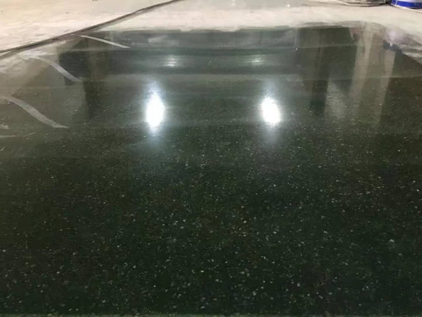 西安地坪施工，東朗車庫環(huán)氧耐磨地坪，混凝土水泥地平固化拋光