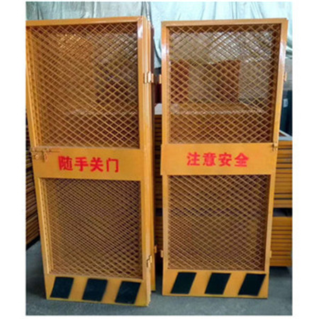 廣西人貨電梯安全門丨欽州升降機(jī)門丨防城工地施工防護(hù)欄桿