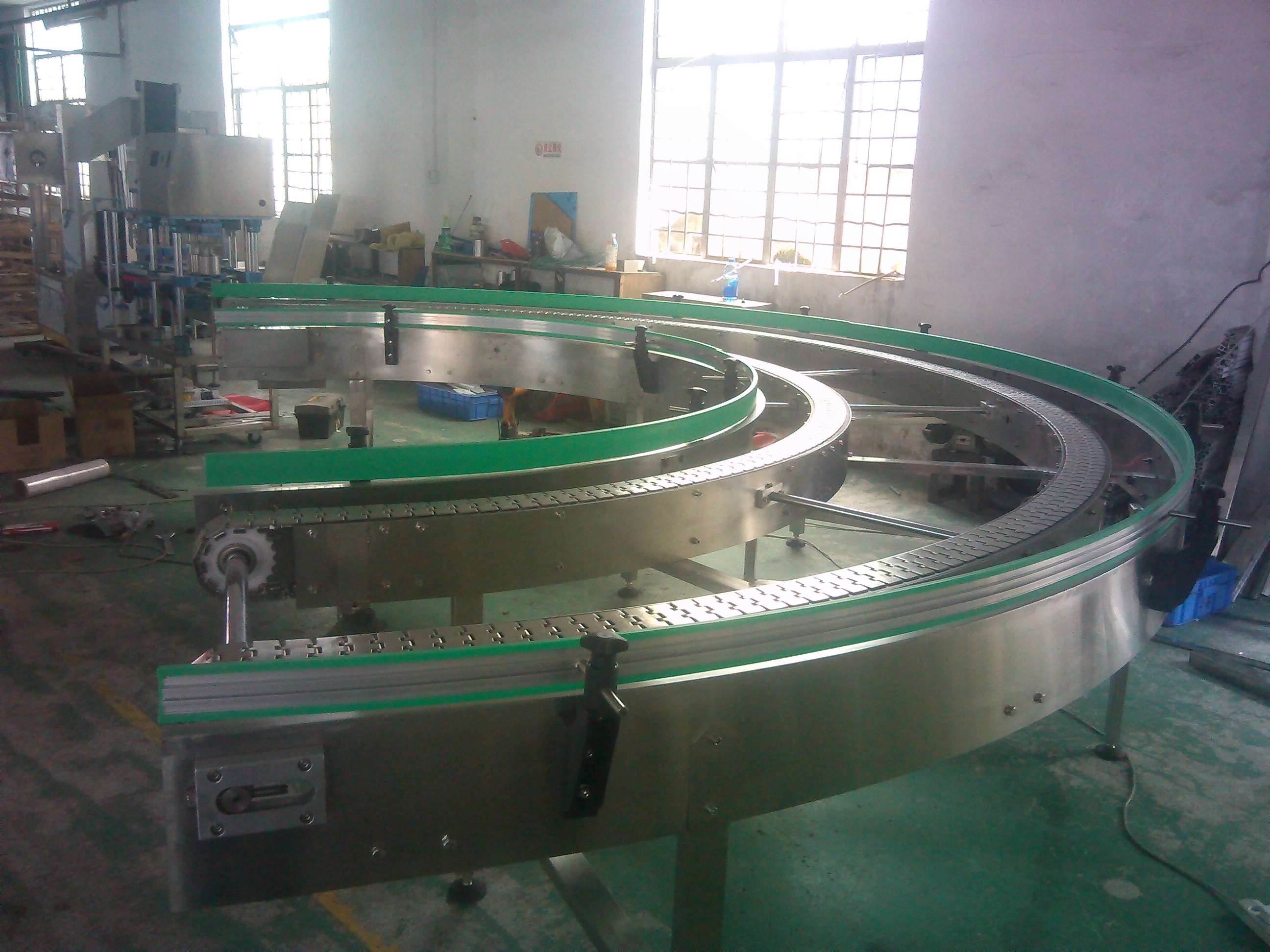 轉(zhuǎn)彎180°鏈板輸送機  廣州輸送機廠家  輸送機械設(shè)備