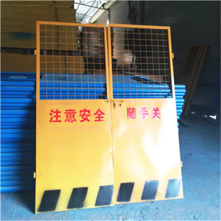廣西人貨電梯安全門丨欽州升降機(jī)門丨防城工地施工防護(hù)欄桿