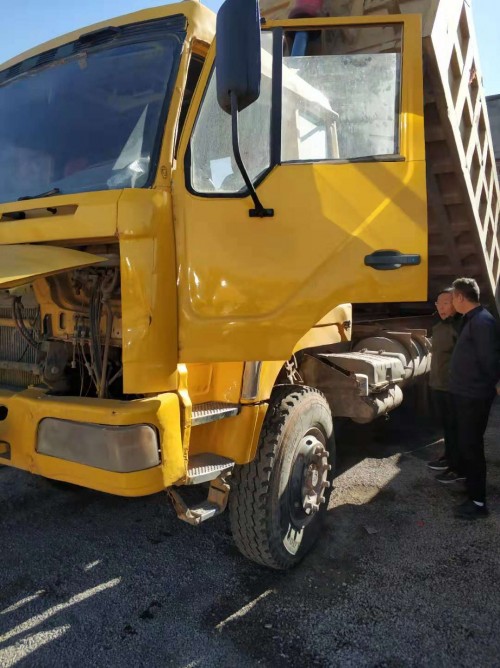 紅巖雙橋自卸車_重慶出產(chǎn)的紅巖金剛工程車 290馬力5 6米大箱