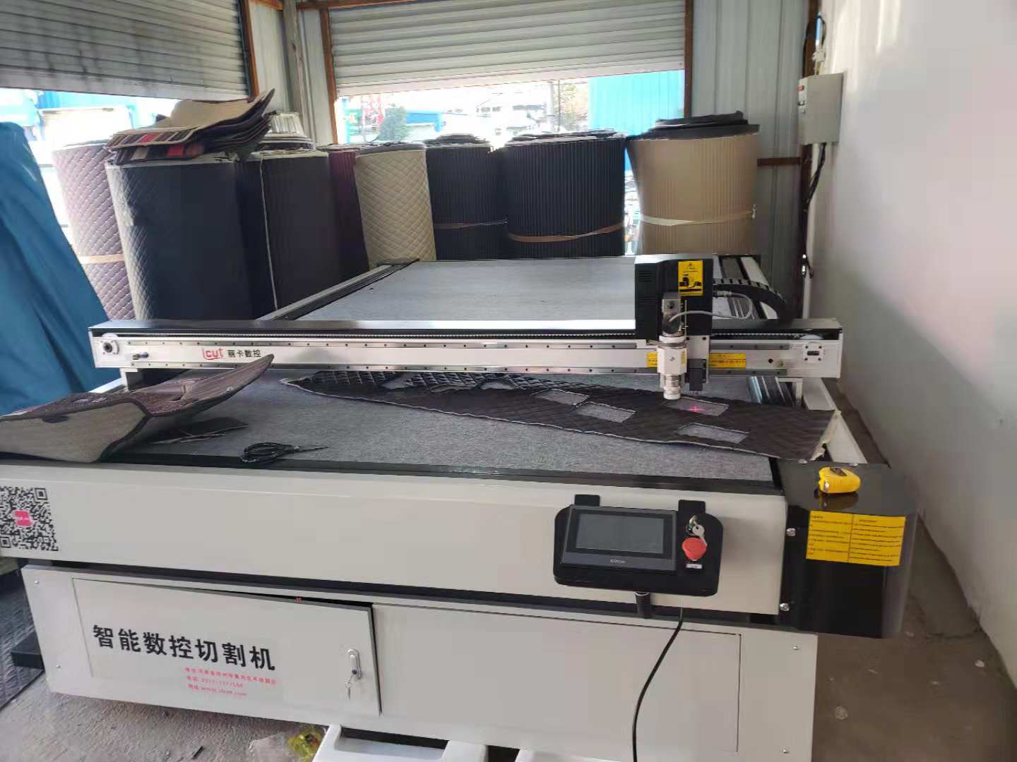 河南麗卡振動(dòng)刀汽車腳墊裁床