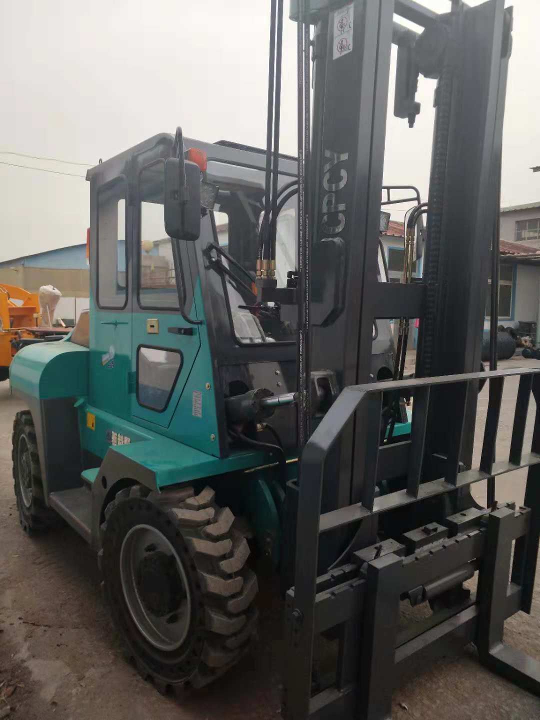 山東萊州4T四驅(qū)越野叉車(chē)工廠直銷(xiāo)