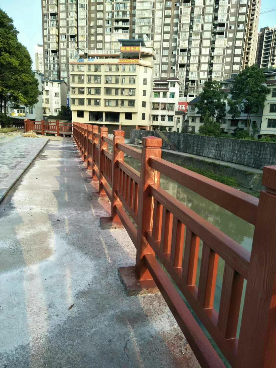 仿木橫梯護(hù)欄 混凝土欄桿 景觀庭院圍欄 道路安全護(hù)欄 仿木欄桿