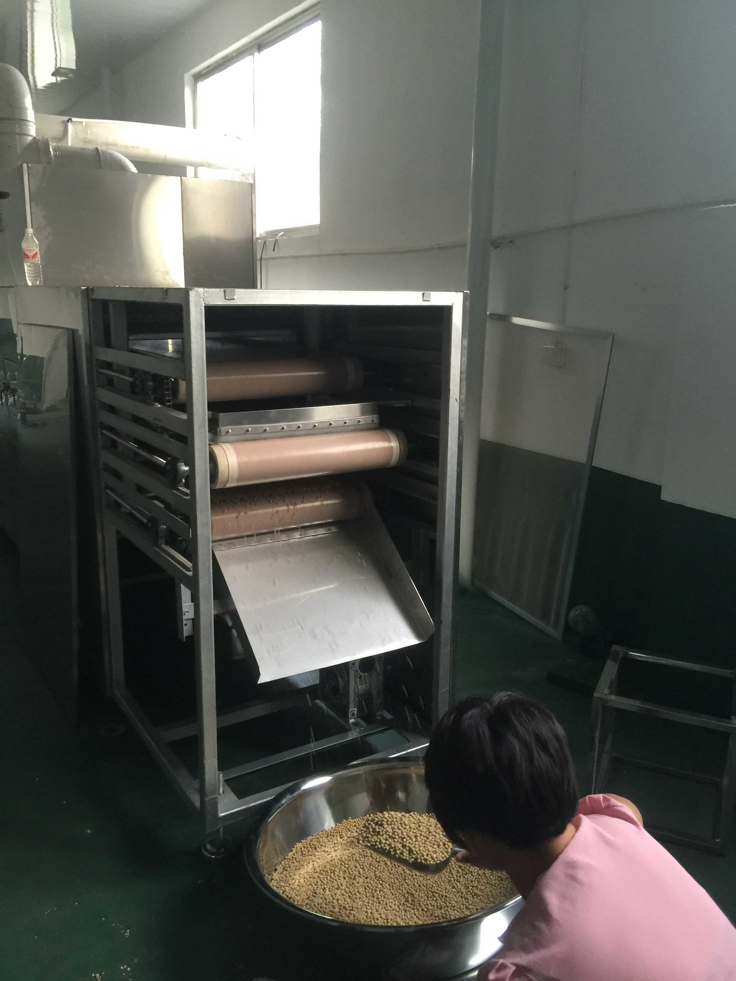 扁桃仁烘烤熟化設(shè)備 康來(lái)微波扁桃仁烘烤熟化設(shè)備