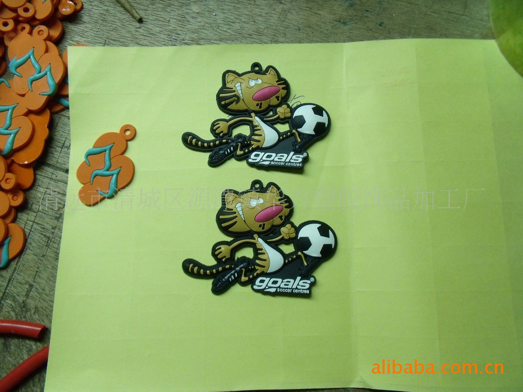 供應(yīng)專業(yè)生產(chǎn)pvc足球鑰匙扣car keyPVC卡通軟膠鑰匙扣