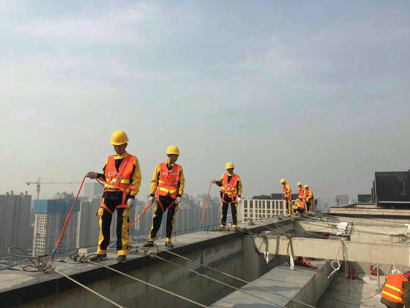 北京蜘蛛人、外墻打膠、外墻粉刷、高空安裝、高空清洗、外墻修補