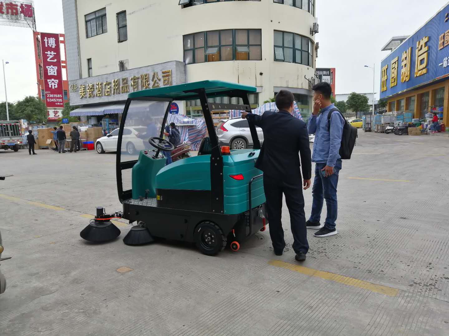柳州工業(yè)園駕駛式自動(dòng)掃地車推薦