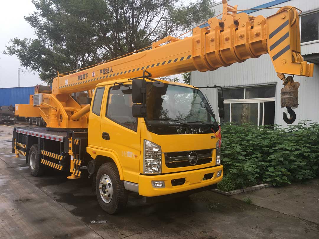 凱馬8噸吊車  凱馬8噸汽車吊  配有中心回轉(zhuǎn)器可以360°旋轉(zhuǎn)