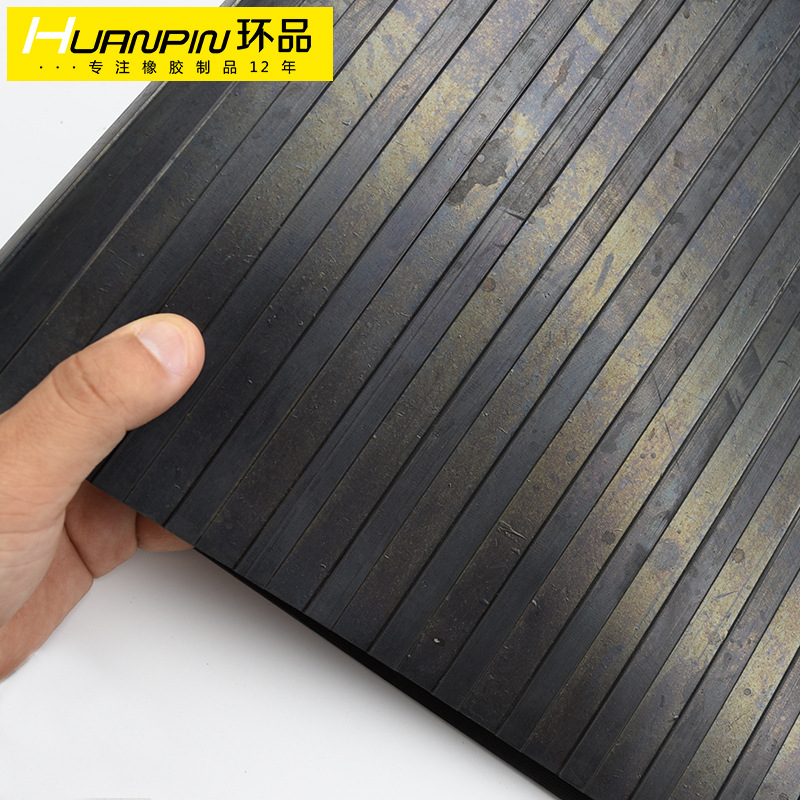 廠家直銷可批發(fā)定制黑色防滑寬條紋橡膠板天橋車站商場走道防滑墊