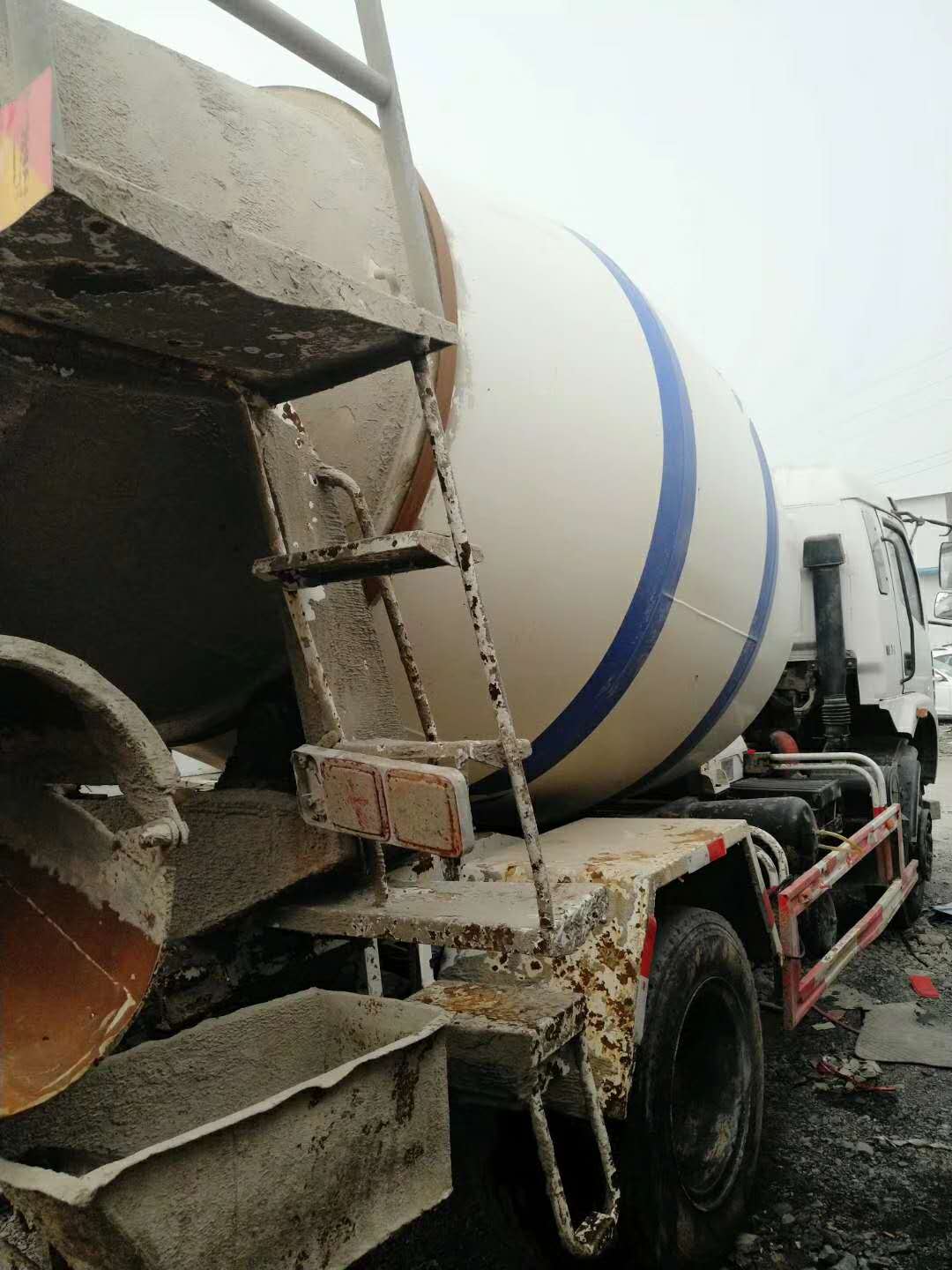七方好攪拌運(yùn)輸車 梁山二手?jǐn)嚢柽\(yùn)輸車 二手?jǐn)嚢柽\(yùn)輸車出售 陜汽華康高配 梁山攪拌運(yùn)輸車