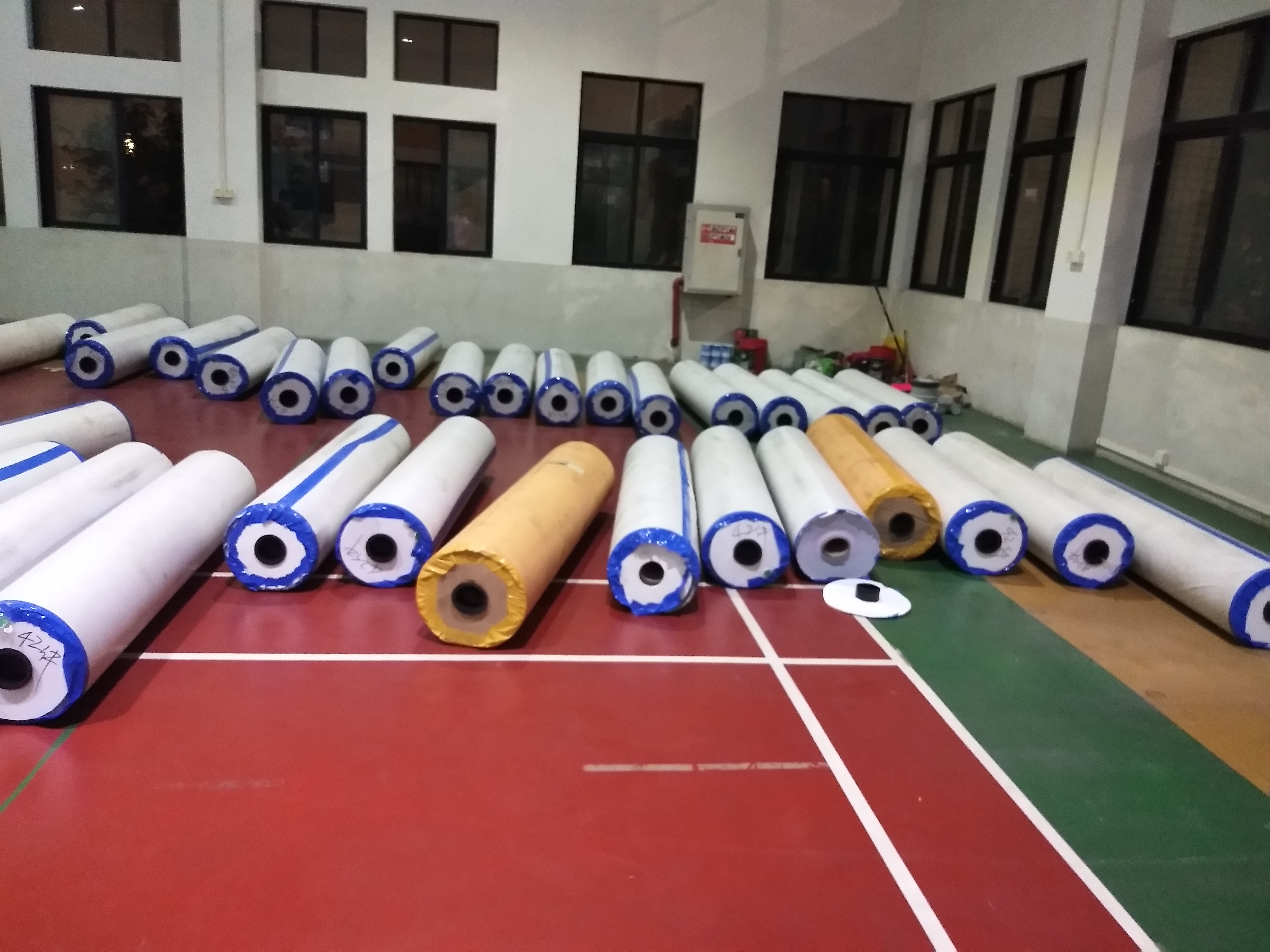 新款的同質(zhì)透心彈性PVC膠地板廠家直營