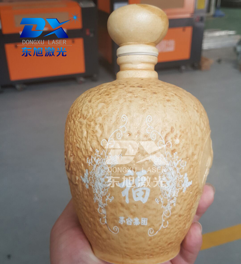 供應(yīng)東旭專業(yè)級酒包裝激光雕刻機酒瓶酒壇酒盒雕刻機