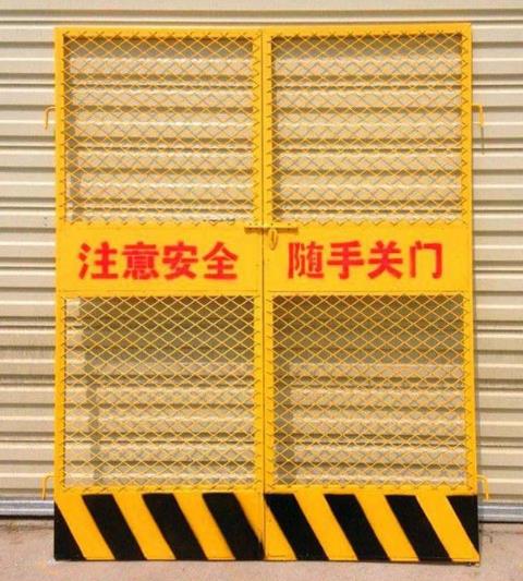 供應(yīng)鋼板網(wǎng)施工電梯門 工地升降機(jī)沖孔電梯門 建筑電梯安全防護(hù)門