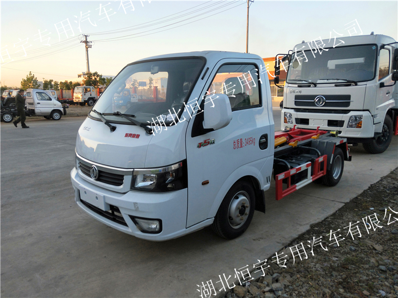 東風(fēng)途逸小型勾臂式垃圾車箱體容積3-4立方新車廠家直銷