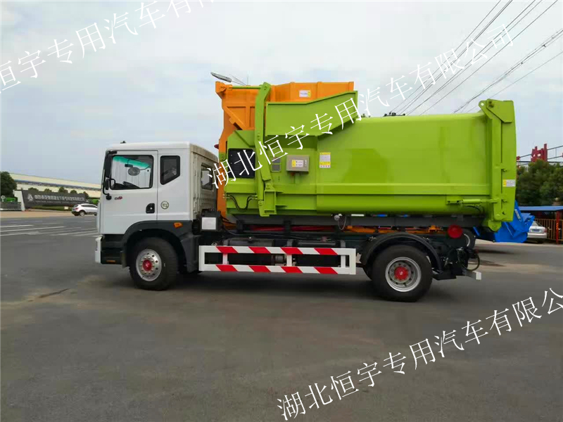 東風多利卡D9勾臂垃圾車康明斯180馬力勾臂垃圾車廠家直銷