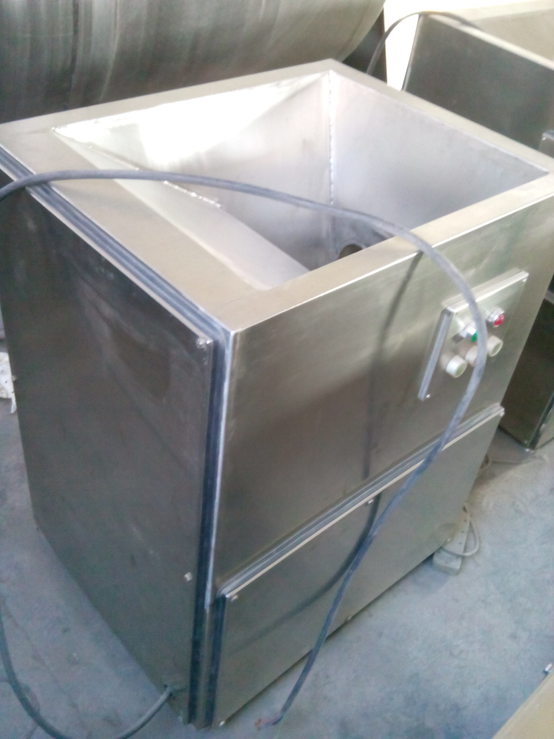 供應(yīng)100型全不銹鋼凍肉絞肉機