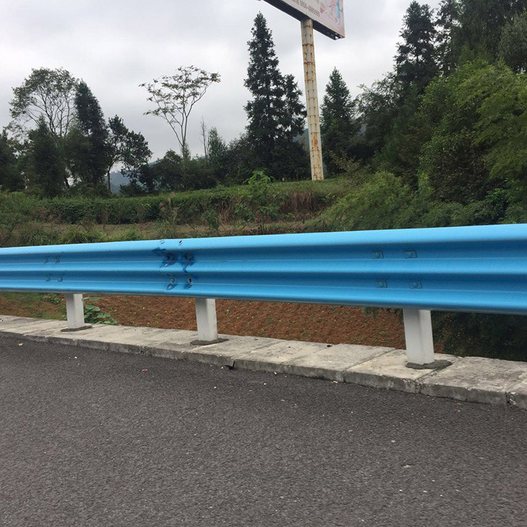 貴州噴塑護欄板鄉(xiāng)村公路護欄防撞護欄板廠家直銷