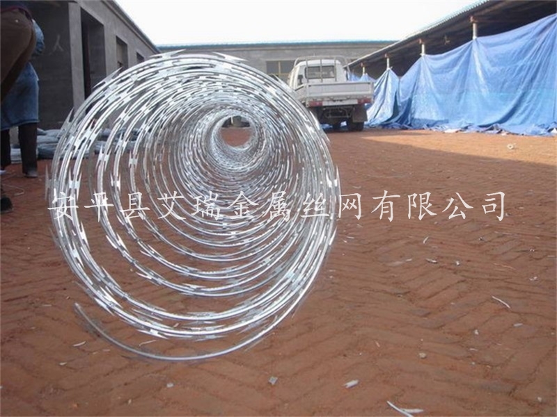 供應(yīng)不銹鋼刀刺網(wǎng)、鍍鋅刀刺網(wǎng)、刀刺網(wǎng)的應(yīng)用介紹