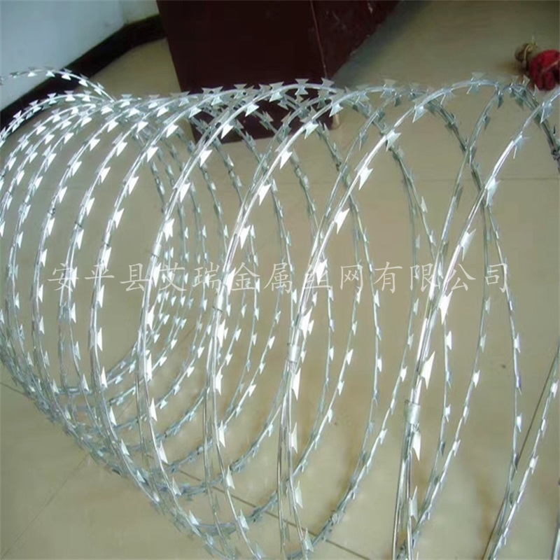 看守所籬笆式刀刺網(wǎng)-手風(fēng)琴狀的*刺絲-蛇腹刀刺絲