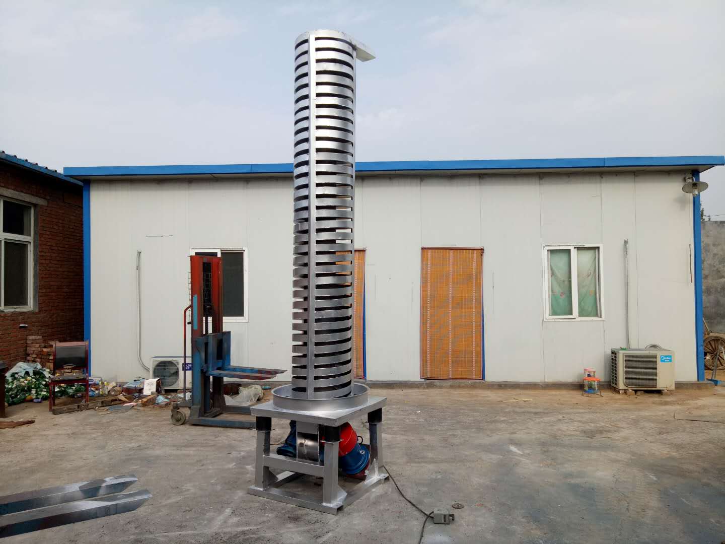 DZC電機(jī)振動(dòng)垂直提升機(jī) 垂直提升機(jī)價(jià)格 電機(jī)振動(dòng)垂直提升機(jī)廠家
