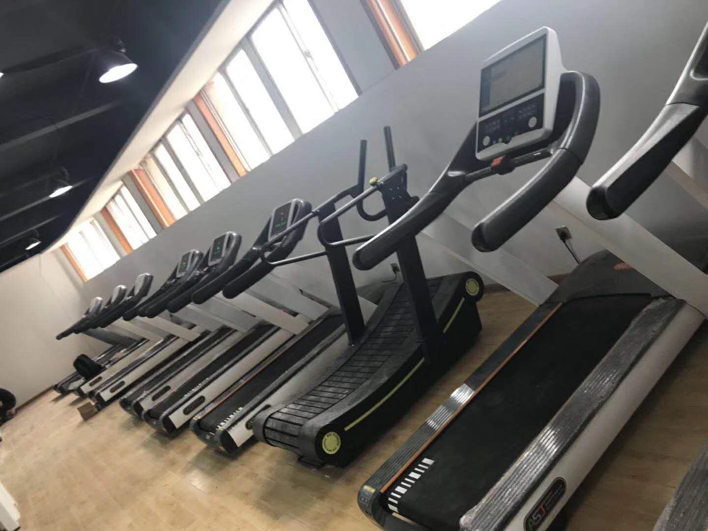 廠家直銷室內(nèi)商用健身器材跑步機(jī)