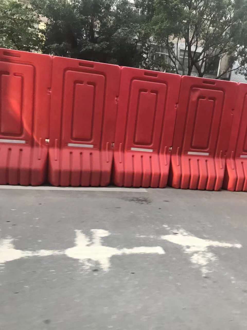 紅色高欄水馬護(hù)欄 江門道路交通施工臨時封閉護(hù)欄