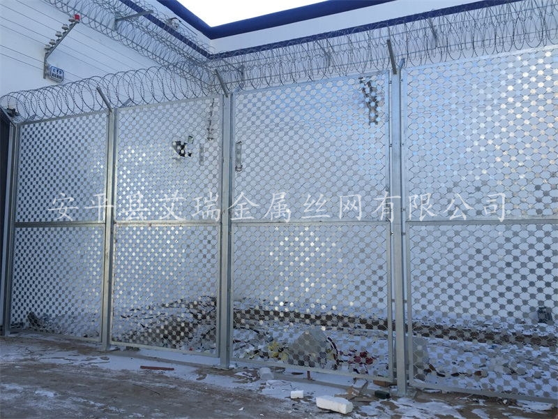 看守所鋼網墻、監(jiān)獄外墻圍網、監(jiān)獄加高鋼網墻
