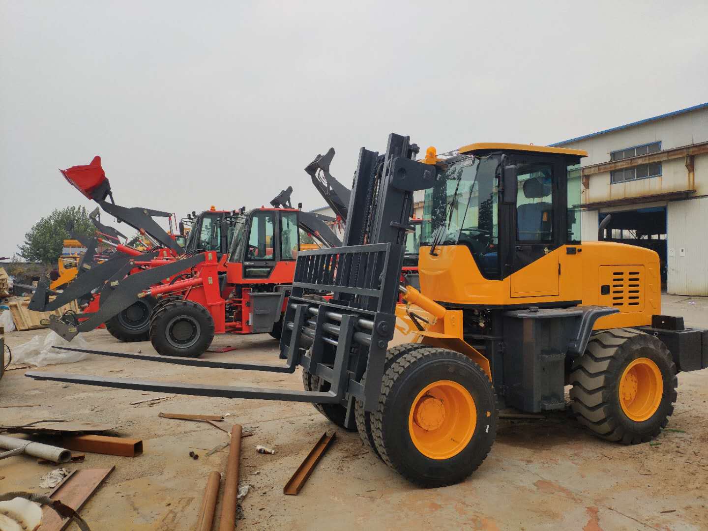 前排雙輪越野叉車載重4噸舉升4噸機(jī)動(dòng)性高榮裝機(jī)械制造