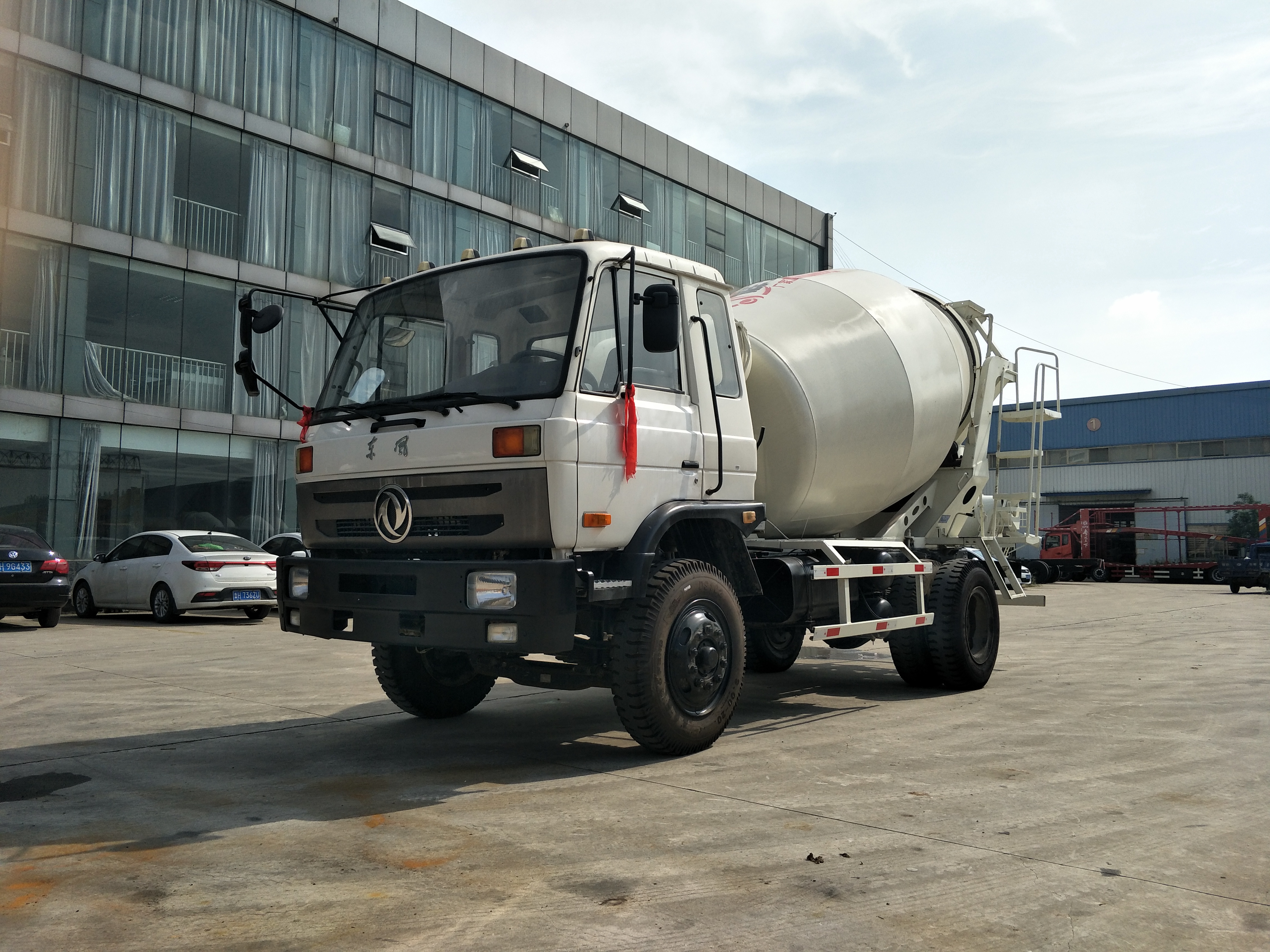 中億6方混凝土攪拌車開始* 中億6方國三東風(fēng)罐車開始*